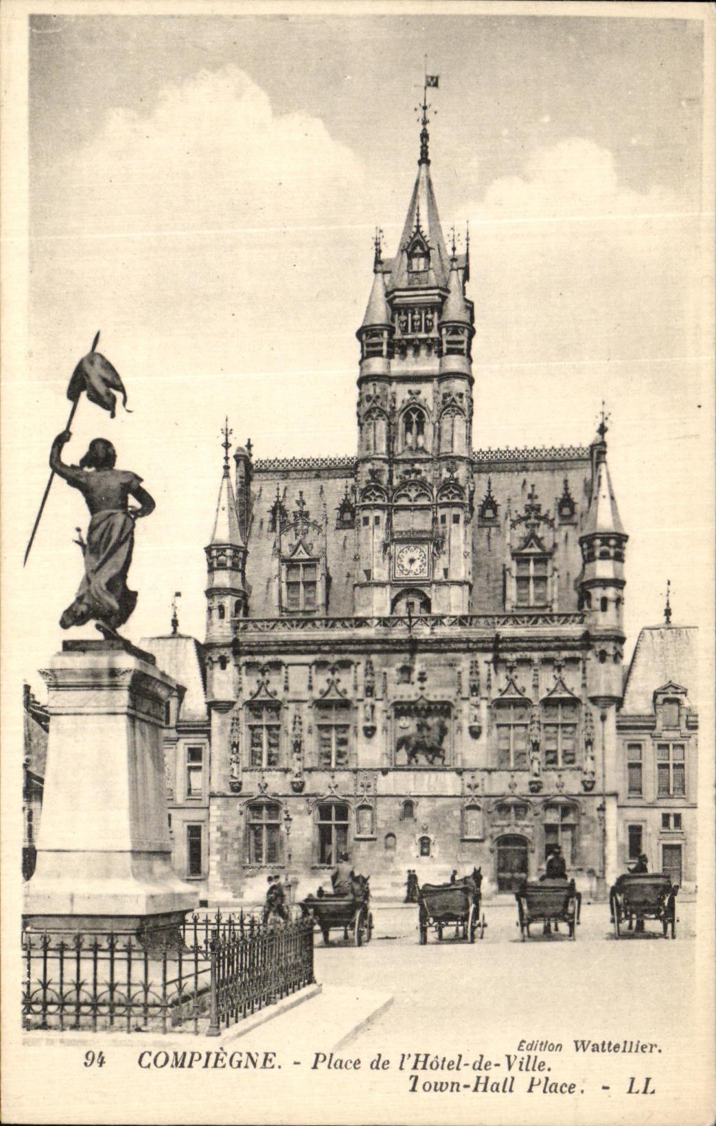 Compiègne - Place de l'Hôtel-de-Ville — Hôtel de Ville et statue avec drapeau — Édition Wattellier, n°94