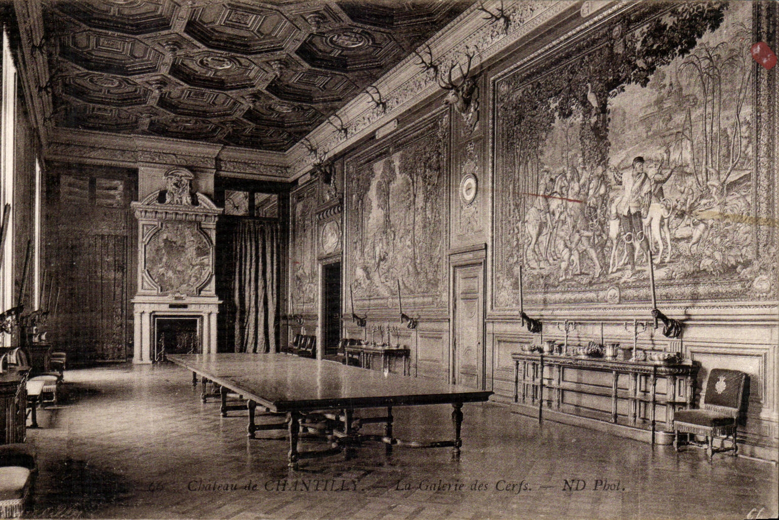 Château de Chantilly — La Galerie des Cerfs — ND Phol.