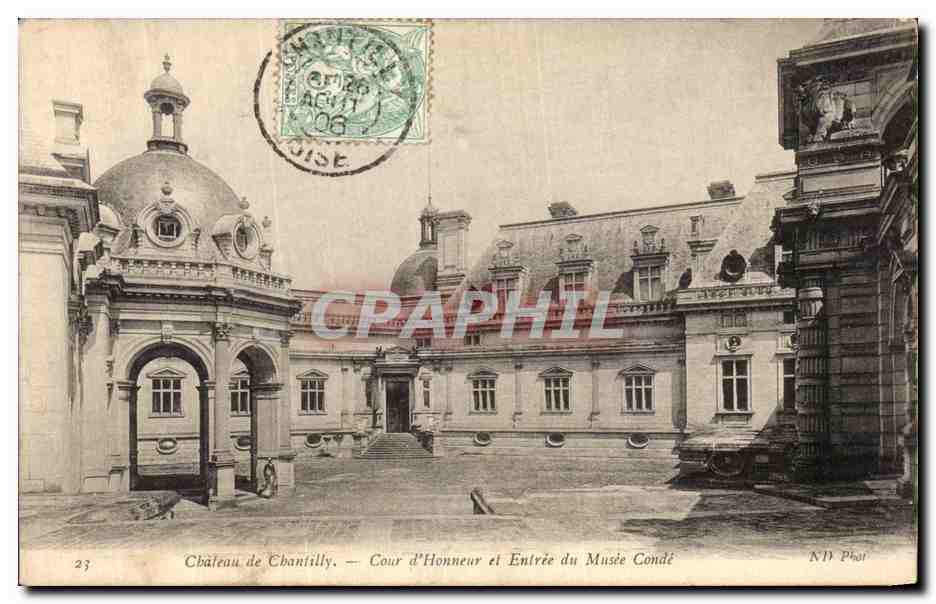 CPA Chateau De Chantilly Cour d Honneur et Entree du Musee conde