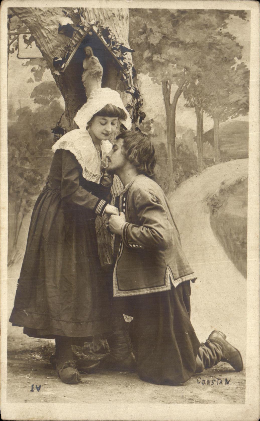 Jeune homme et jeune femme devant une statue de la Vierge — scène de demande en mariage — éditeur Constant, n° IV