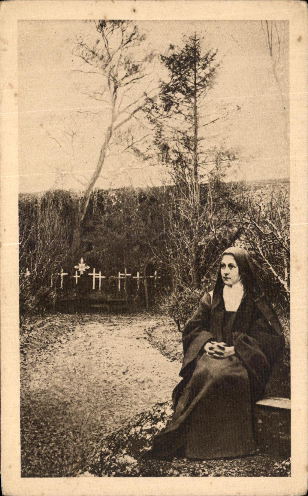 Schwester Thérèse des Kindes Jesu — im Klostergarten — CPAPHIL