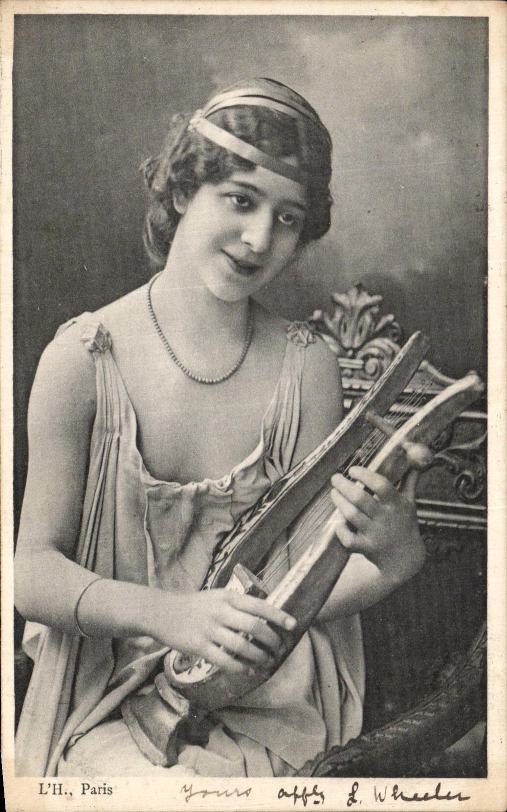 Jeune femme avec harpe — Paris — L'H. Paris
