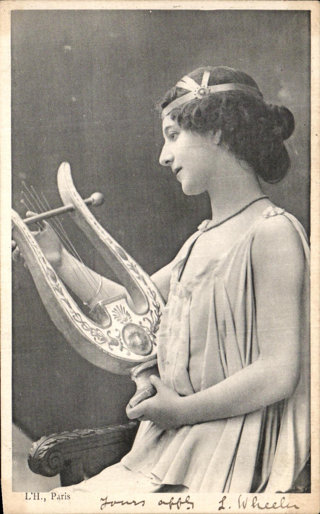 Jeune femme en robe antique tenant une lyre — L'H., Paris — L. Wheeler