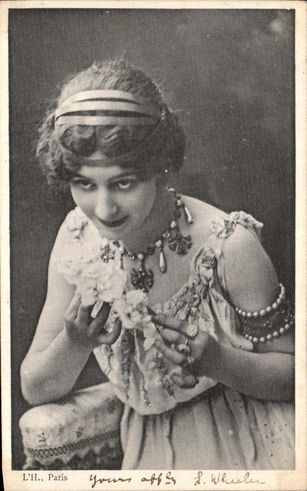 Femme en robe ornée — Paris — L'H. (Léon Hébert)