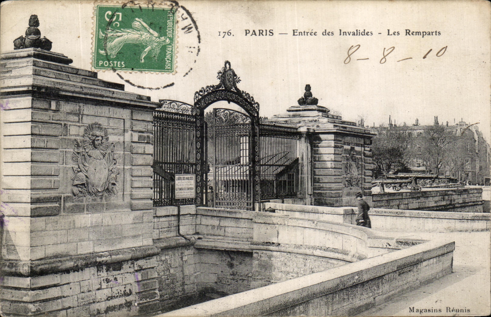 CPA Paris Entree des invalides Les Remparts 