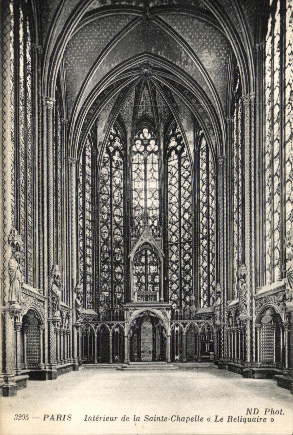 CPA Paris Interieur de la Sainte Chapelle Le Reliquaire