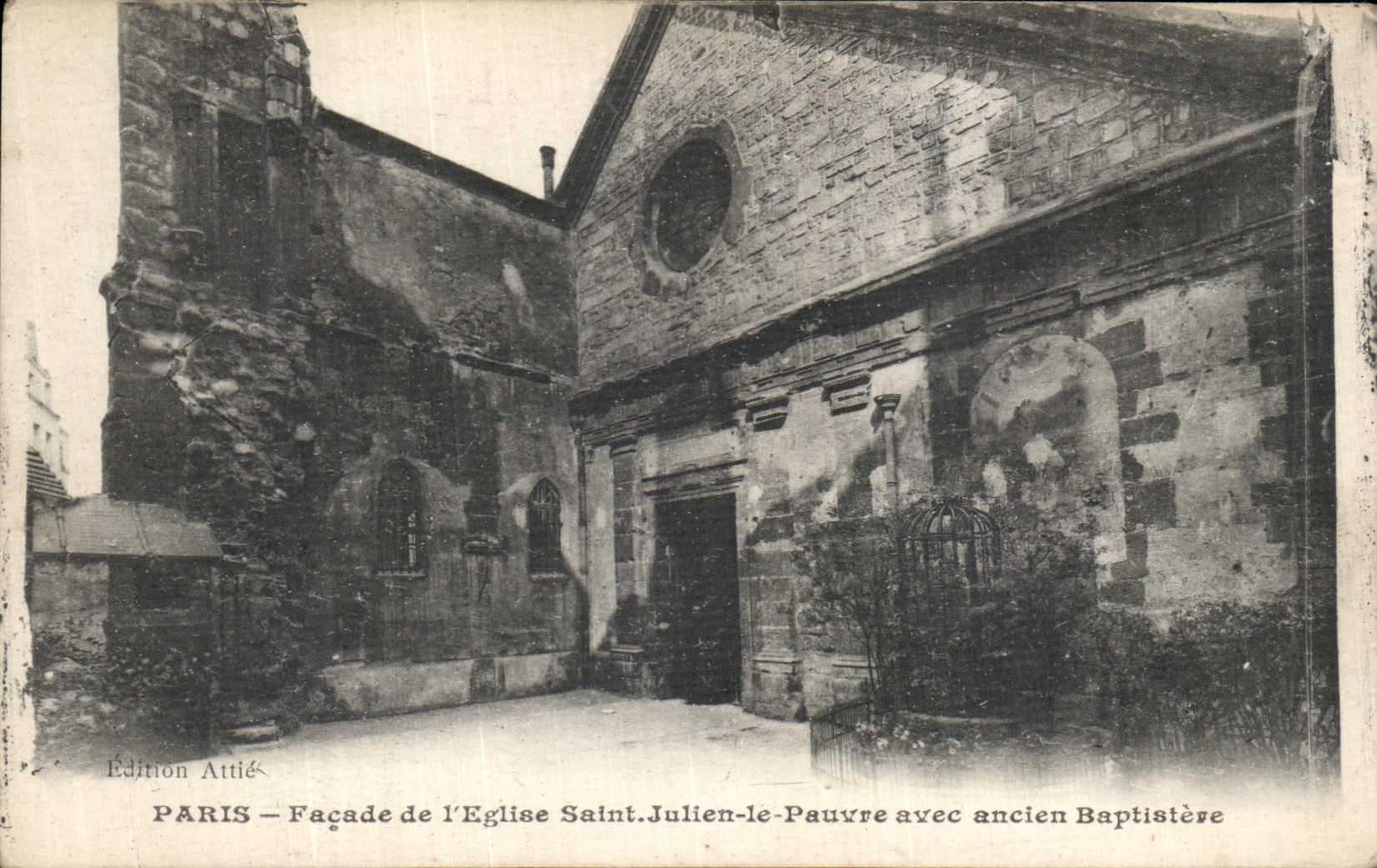 CPA Paris Facade de l Eglise Saint Julien le Pauvre avec Ancien Baptistere