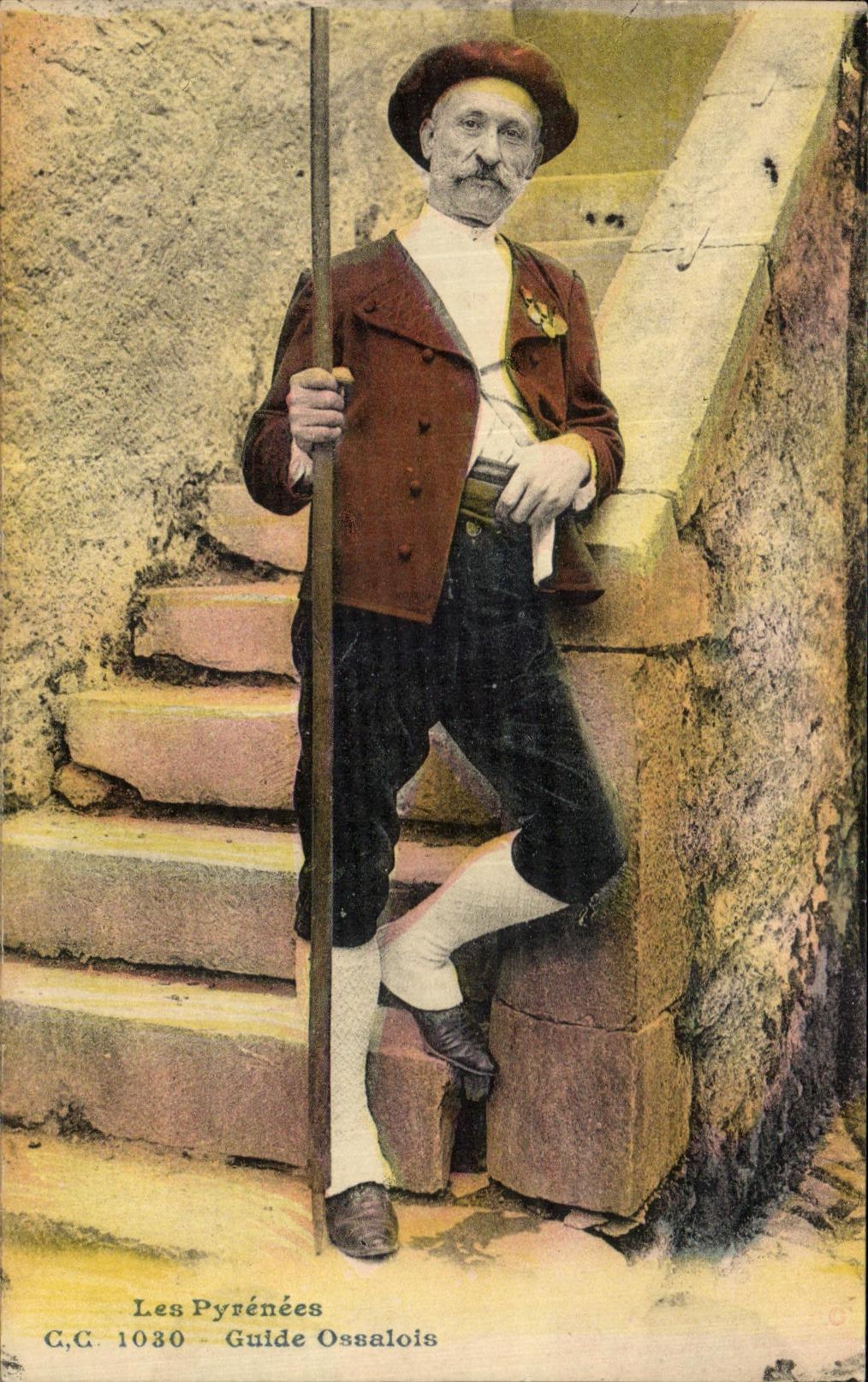 CPA Les Pyrenees Guide Ossalois Folklore 