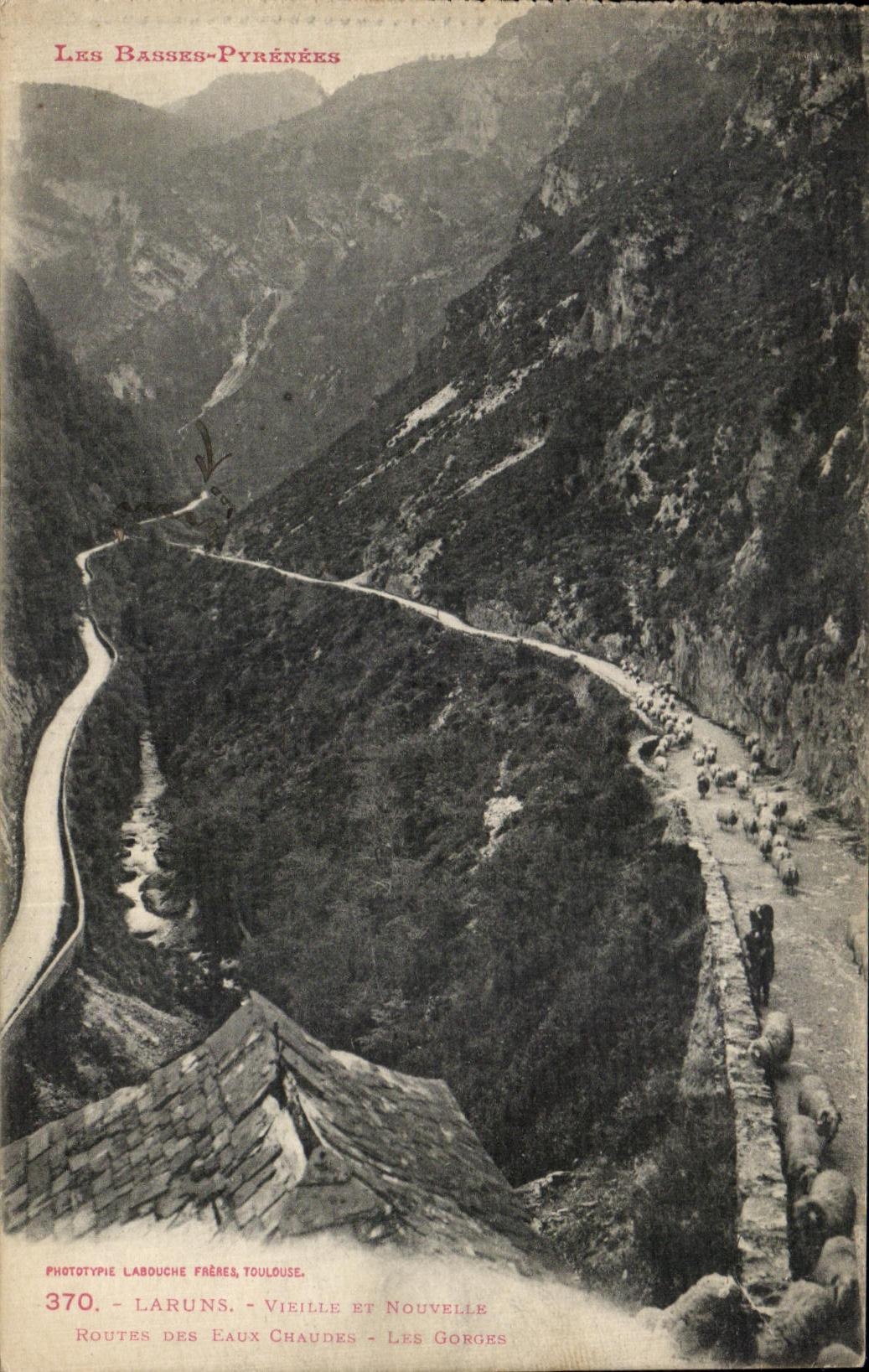 CPA Laruns Vieille Et nouvelle Routes Des Leaux Chaudes Les gorges