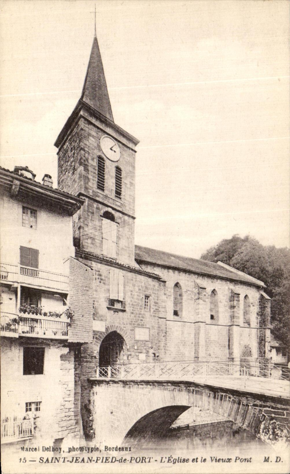 CPA Saint Jean Pied de Port L Eglise et le Vieux Pont
