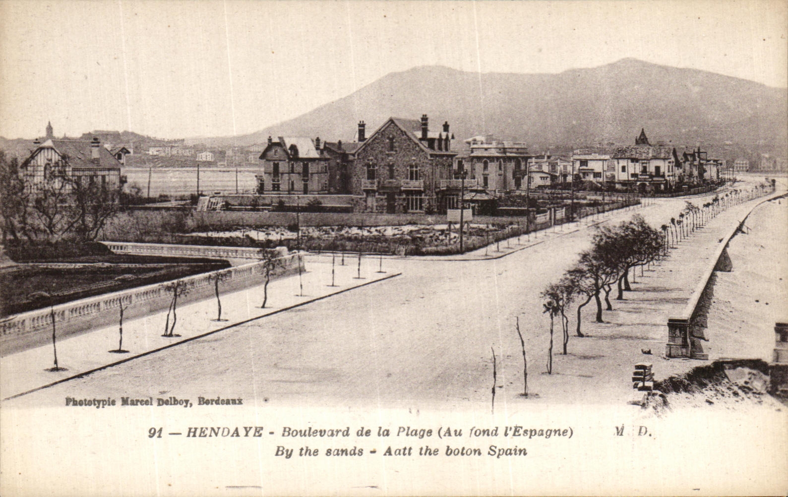 CPA Hendaye Boutevard de la Plage Au fond l Espagne 