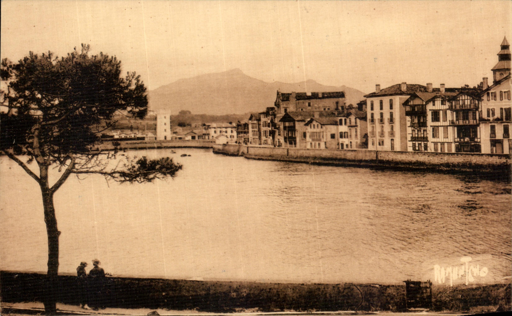 CPA St Jean de Luz Ciboure et la Rhuns de la Digue de Saint Jean de Luz