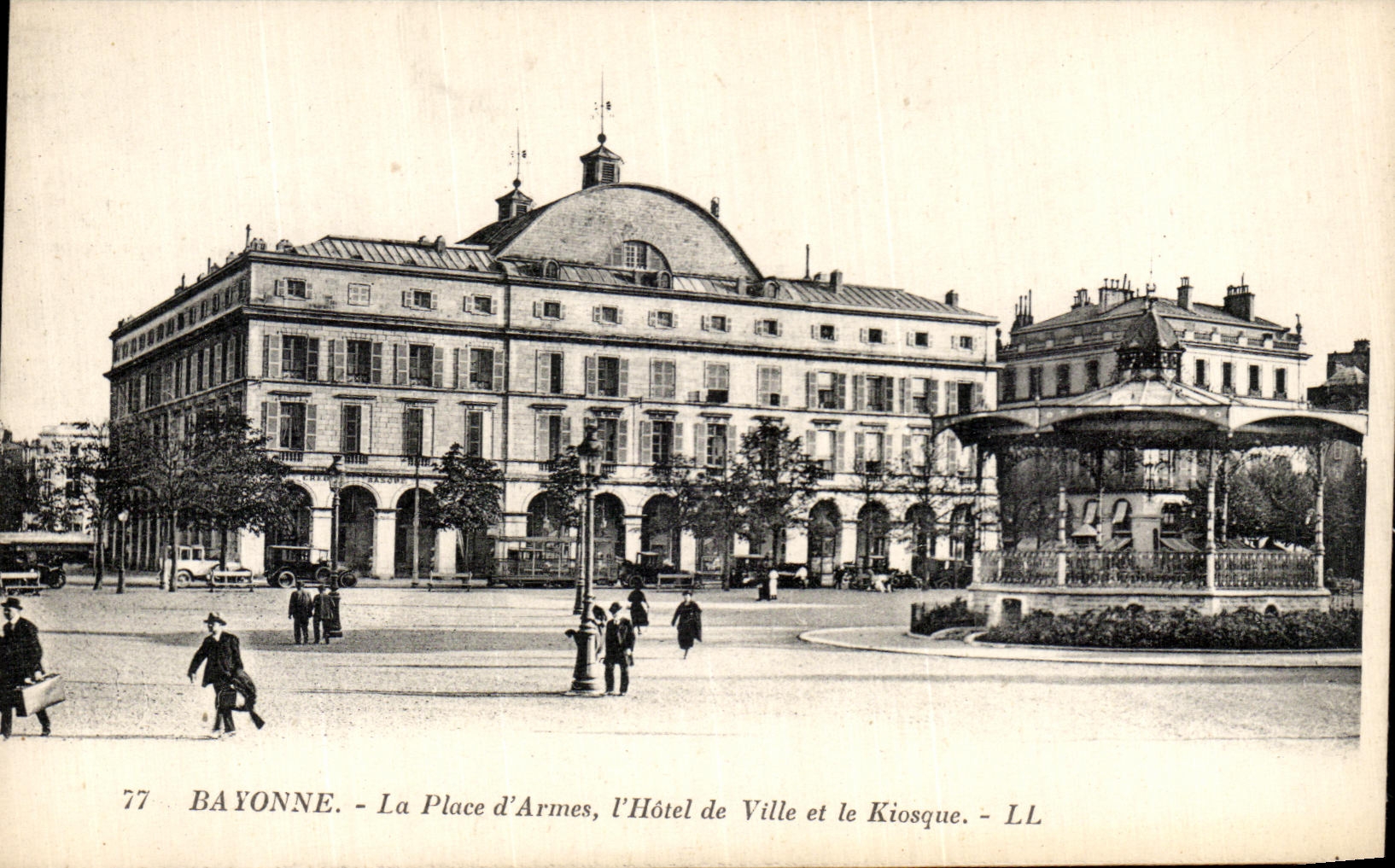 CPA Bayonne La Place d Armes L Hotel de Ville et le Kiosque