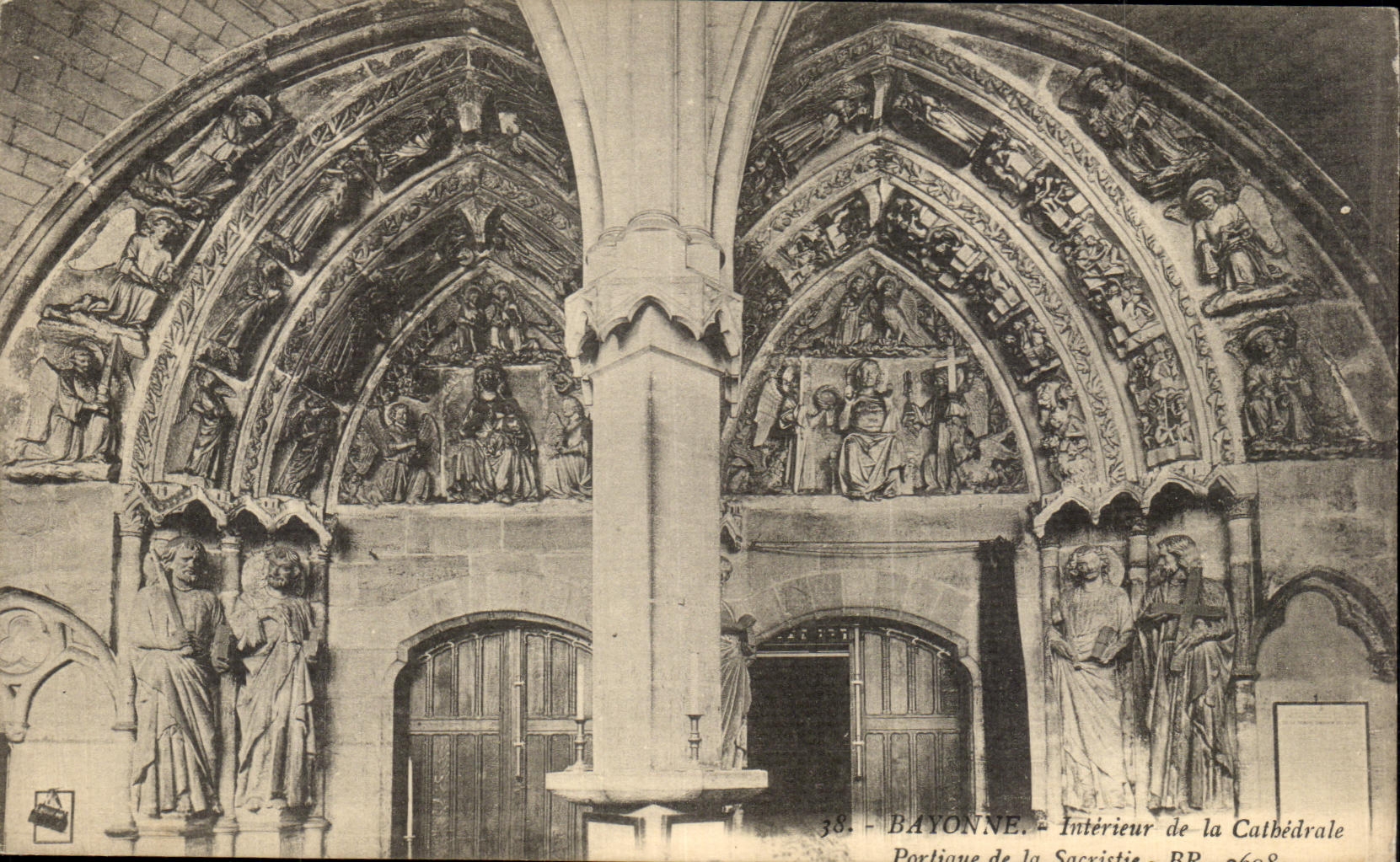 CPA Bayonne Interieur de La Cathedrale Portique de la sacristie