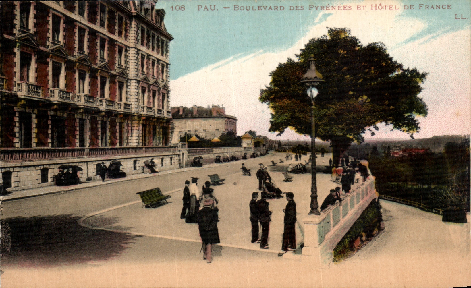 Pau — Boulevard des Pyrénées et Hôtel de France — LL. n°108