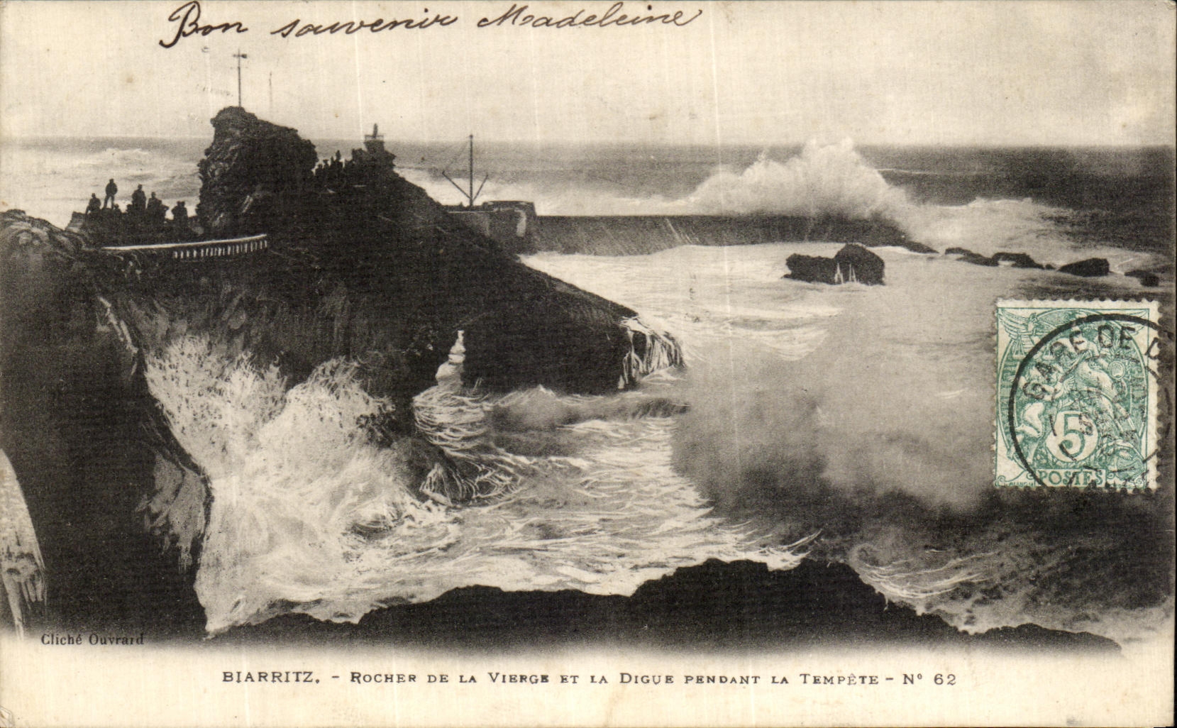 CPA Biarritz Rocher De La Vierge Et La Digue Pendant la tempete