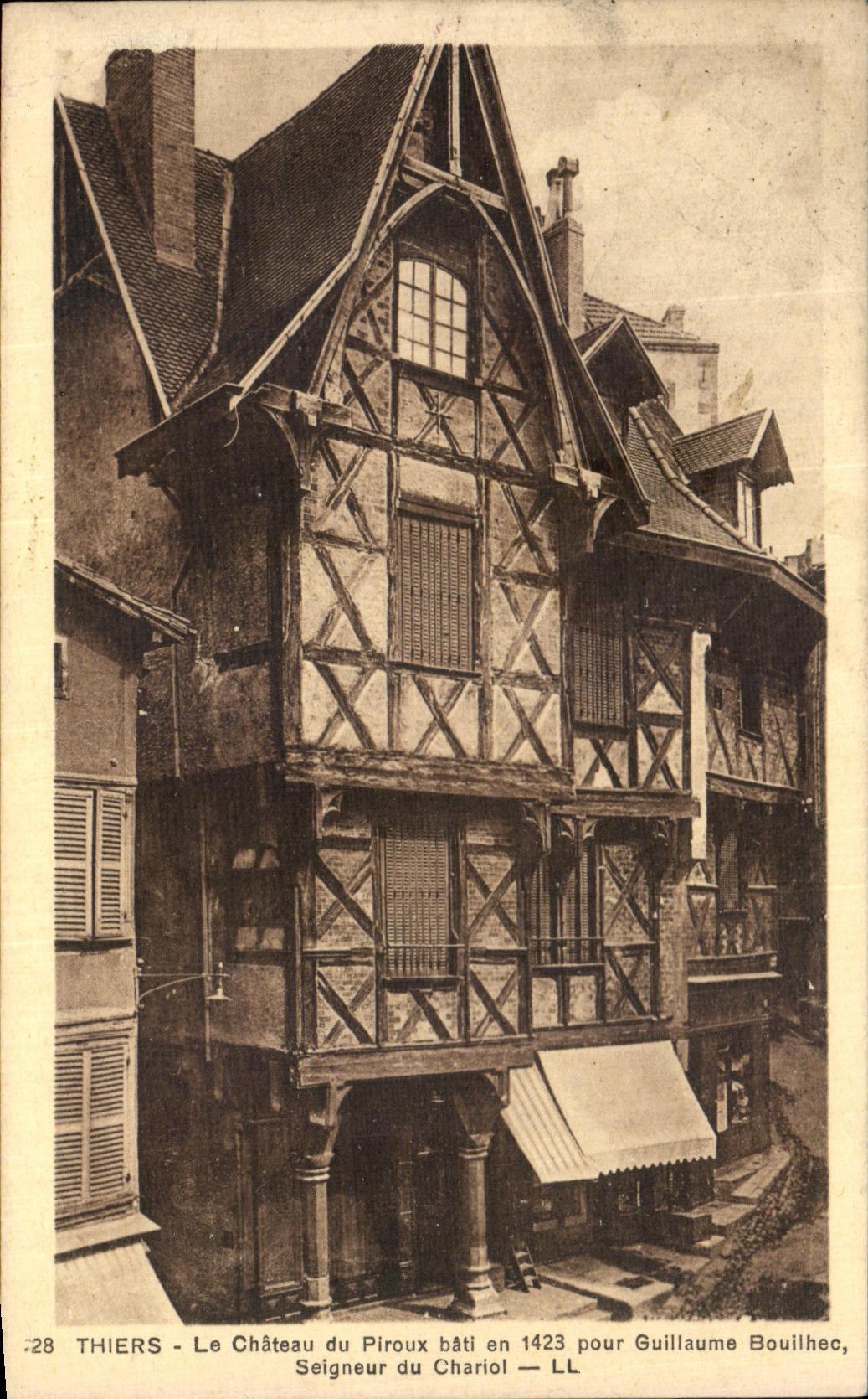 CPA Thiers Le Chateau du Piroux bati pour Guillaume Bouilhec Seigneur du Chariol