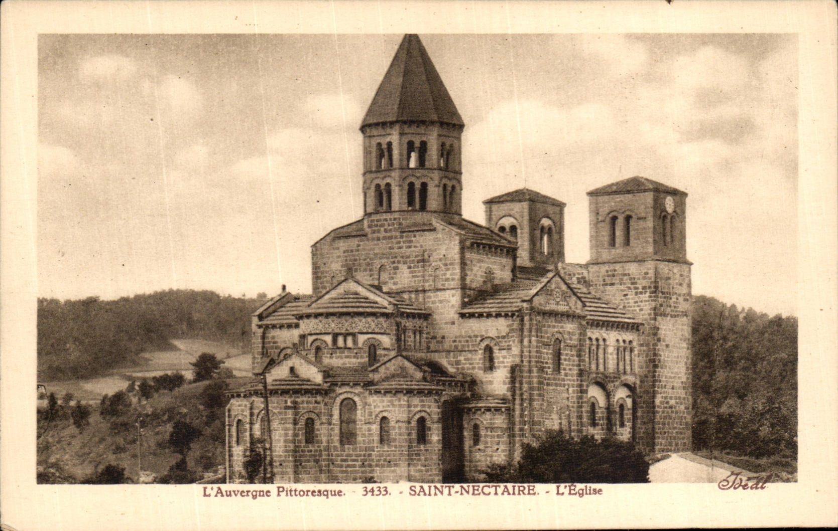 Saint-Nectaire - L'Église — L'Auvergne Pittoresque — Éditeur Idéal, n° 3433