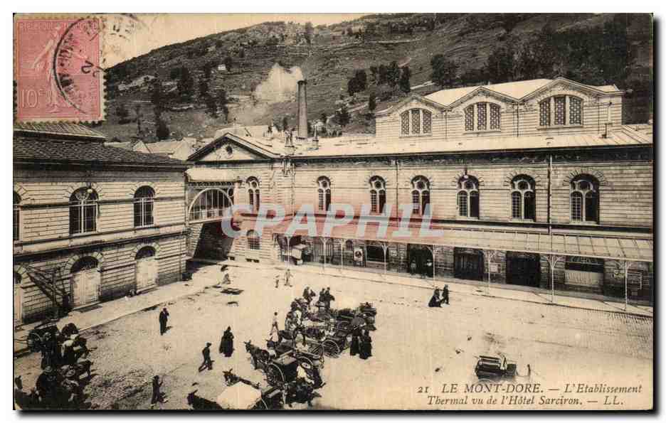 CPA Le Mont Dore L Etablissement Thermal Vu de l Hotel Sarciron Voitures a anes