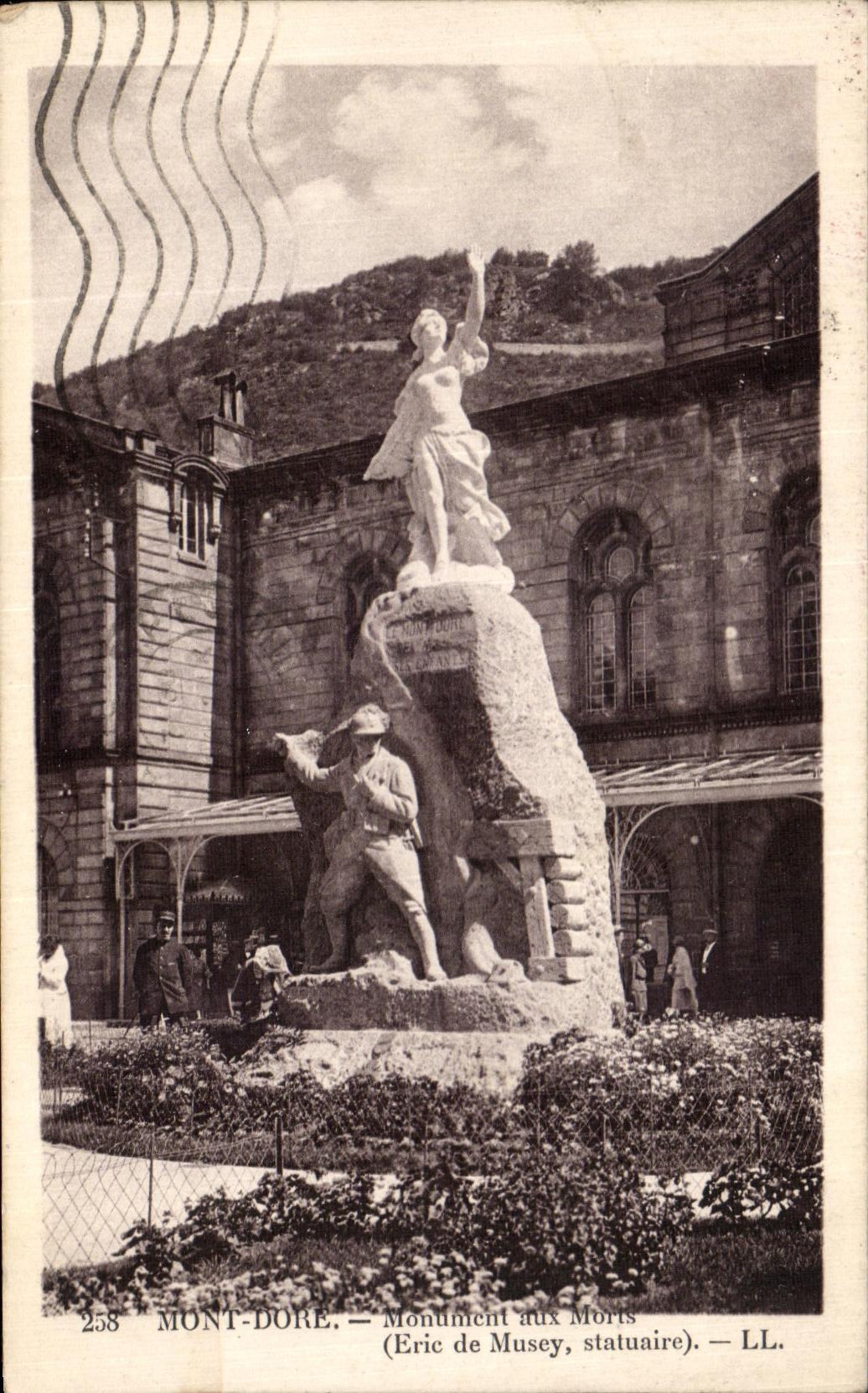 CPA Le Mont Dore Monument Aux Morts Militaria Eric de Musey