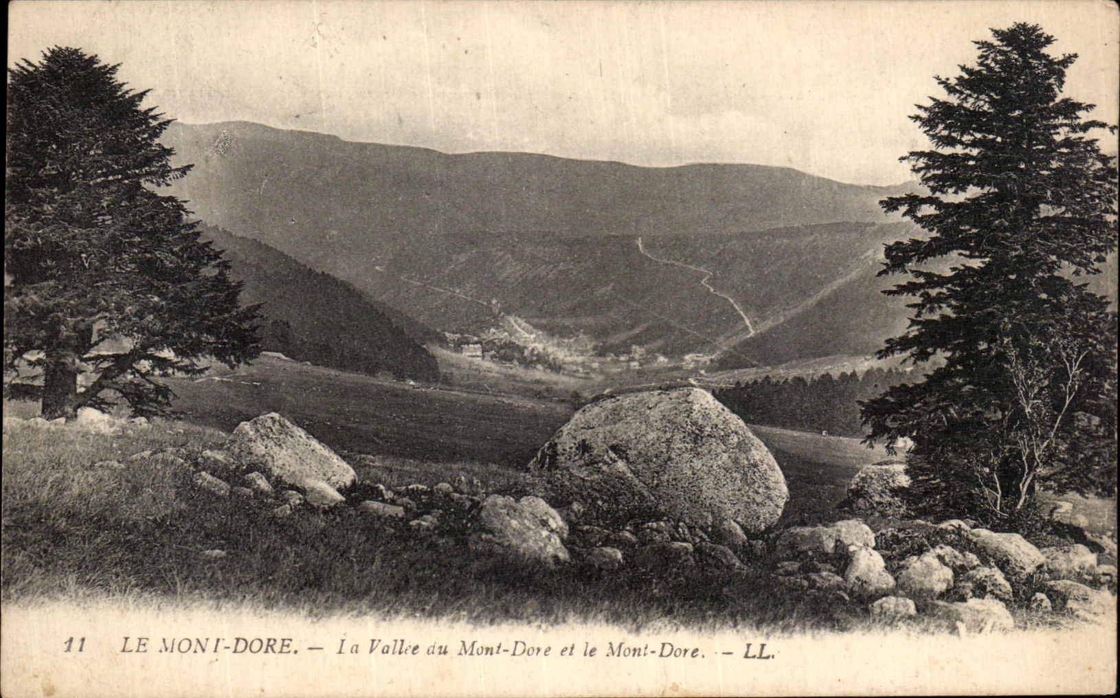 CPA Le Mont Dore La Vallee du Mont Dore et Mont Dore 
