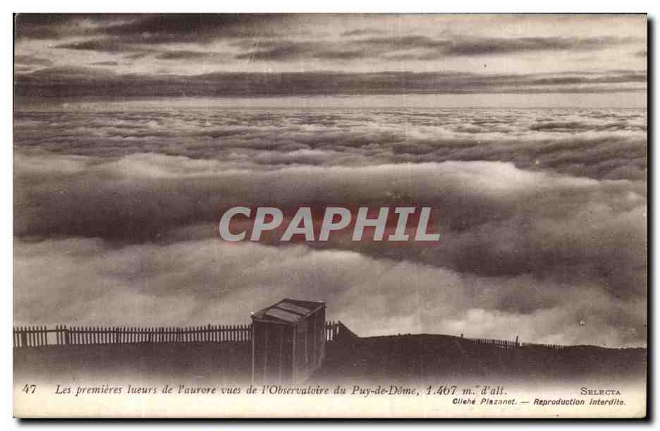 Les premières lueurs de l'aurore vues de l'Observatoire du Puy-de-Dôme, 1.467 m. d'alt. — Cliché Plazanet — Selecta