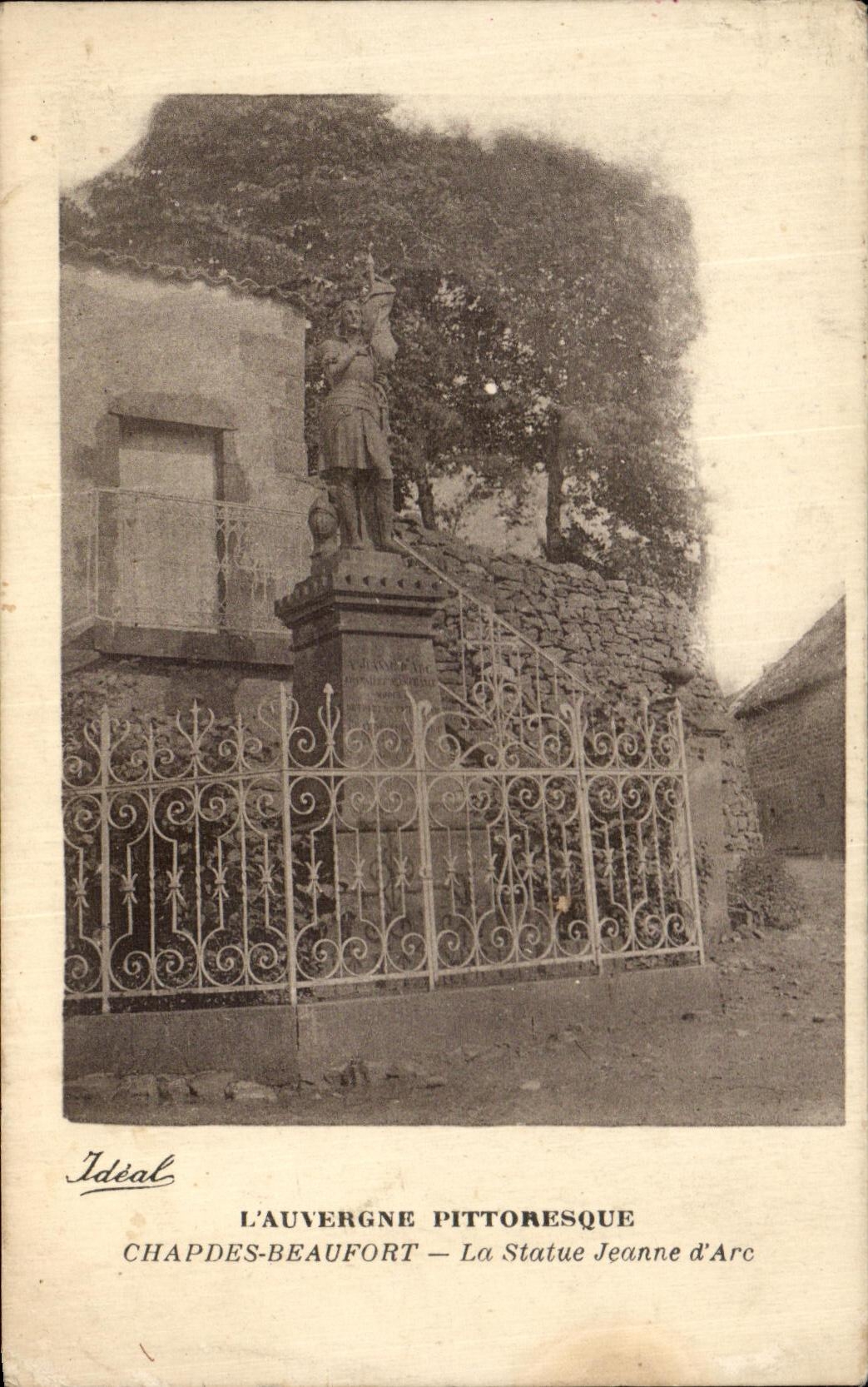 CPA Chapdes Beaufort La statue Jeanne d arc