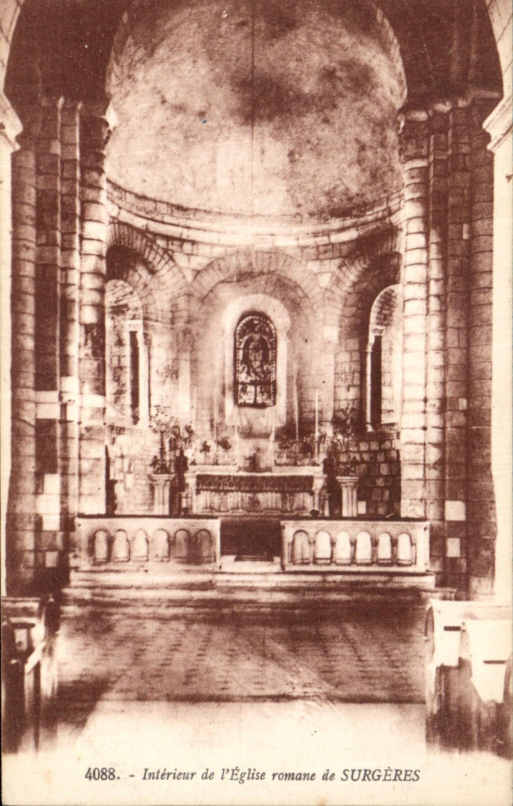 CPA Interieur de L Eglise Romane de Surgeres 