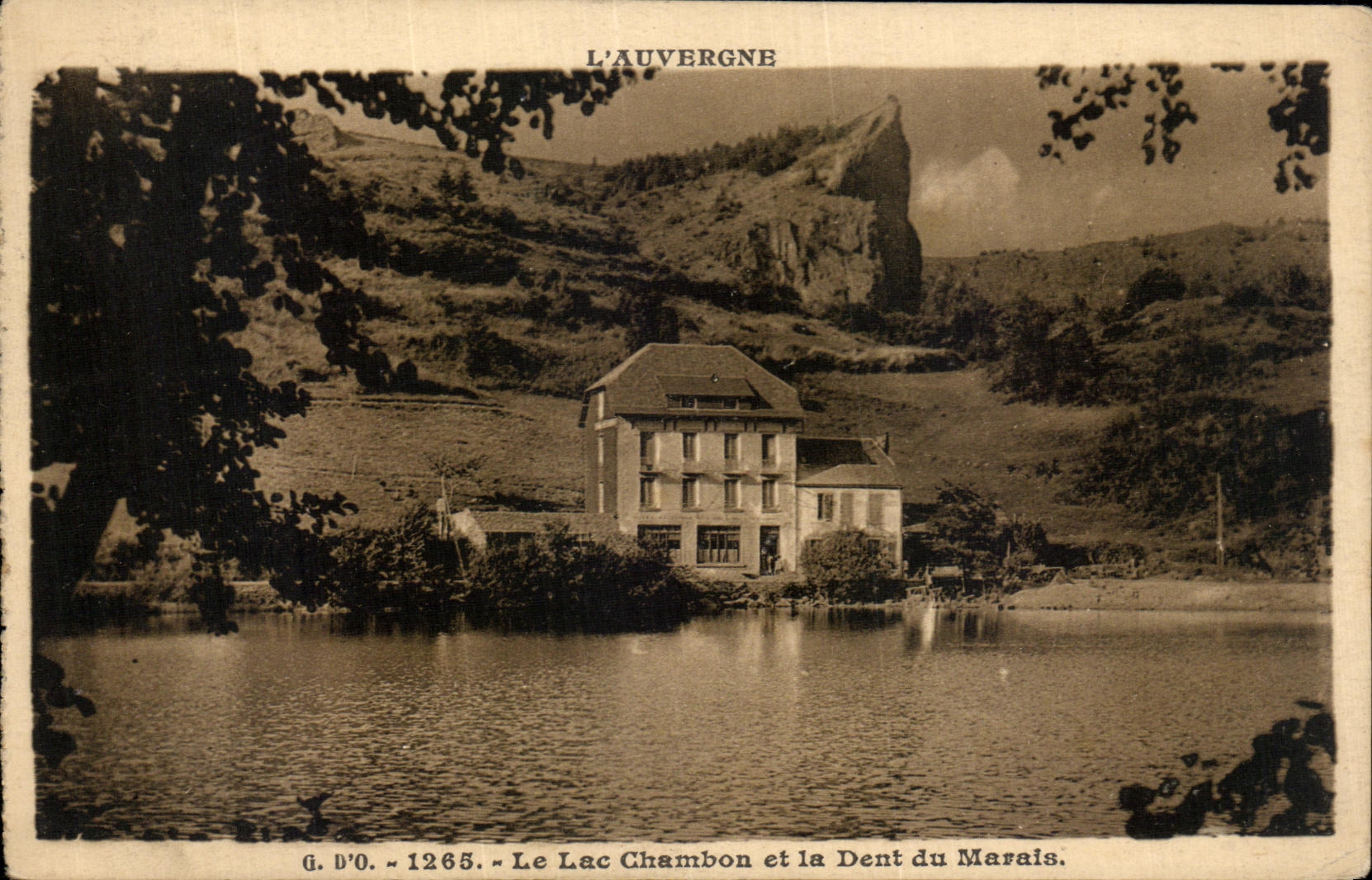 Le Lac Chambon et la Dent du Marais — L'Auvergne — G. D'O. n°1265