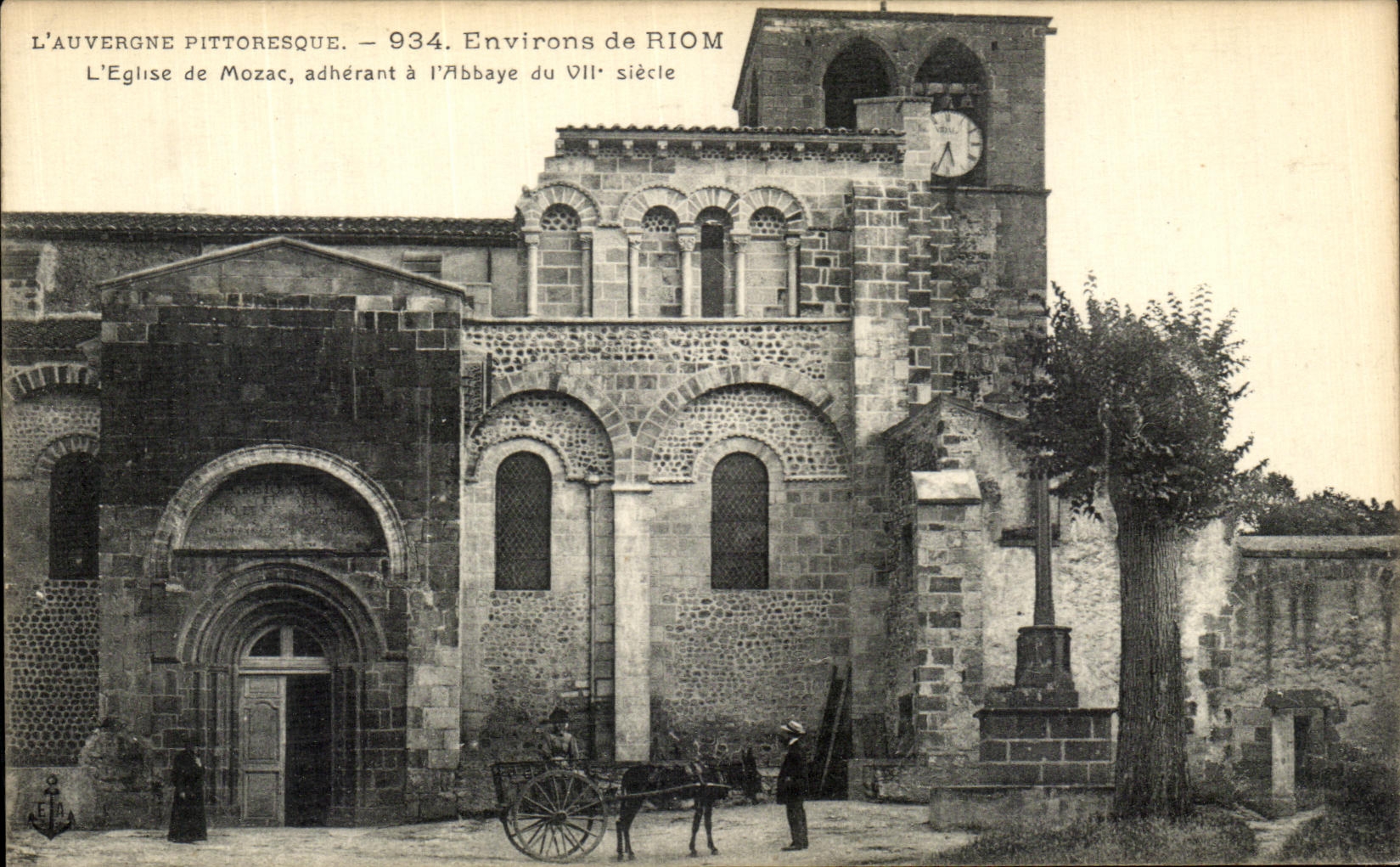 CPA Riom Environs L Eglise de Mozac Voiture a ane