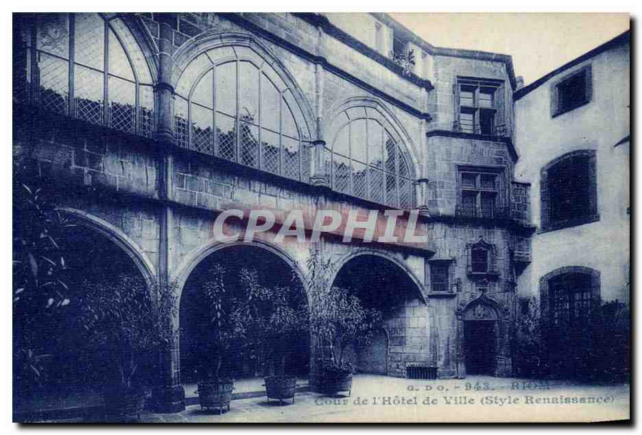 CPA Riom Cour de L Hotel de Ville 