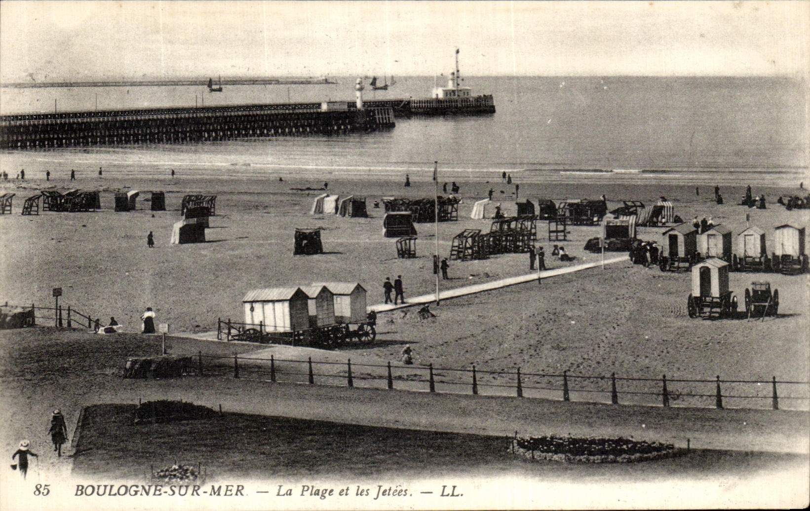 Boulogne-sur-Mer — La Plage et les Jetées — LL.