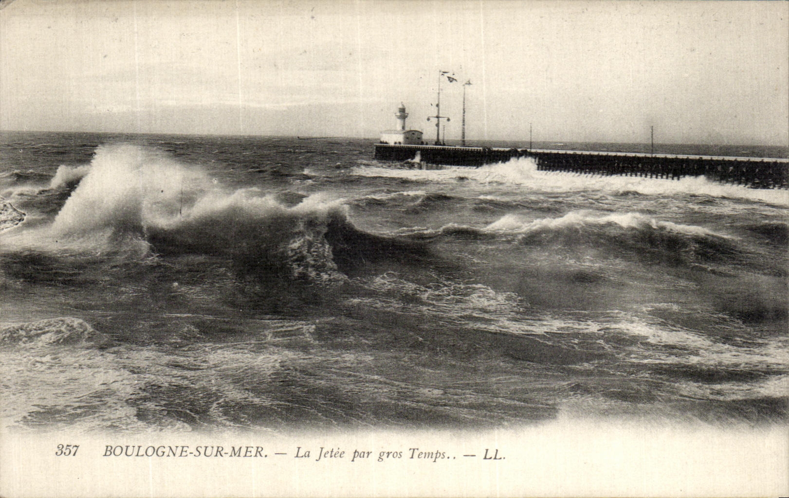 Boulogne-sur-Mer — La Jetée par gros Temps.. — LL. — N° 357