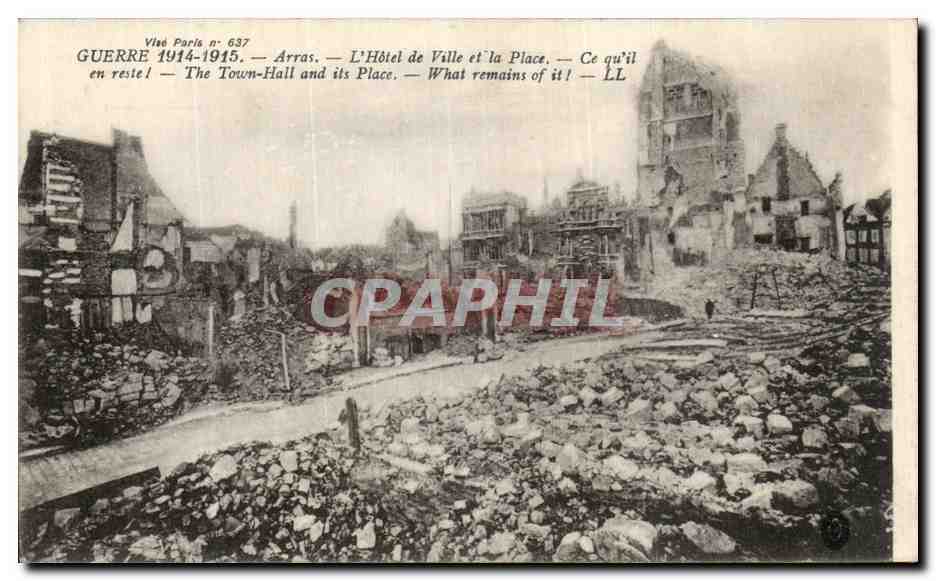 CPA Arras L Hotel de Ville et La Place Militaria 