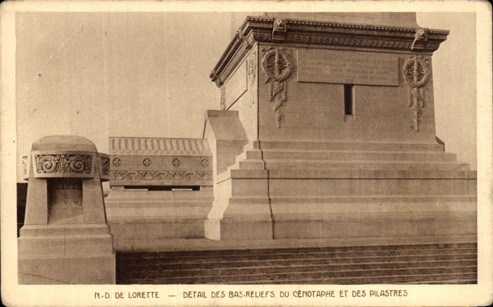 Unser Fraulein von Lorette — Detail der Reliefs, des Cenotaphs und der Säulen