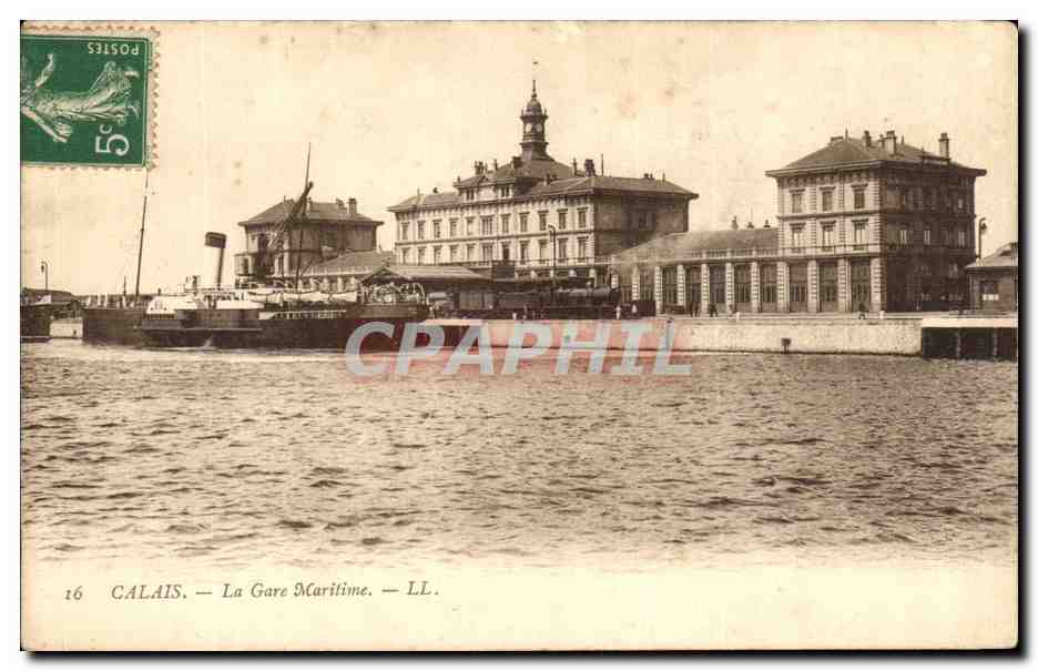 CPA Calais La Gare Martitime Bateau