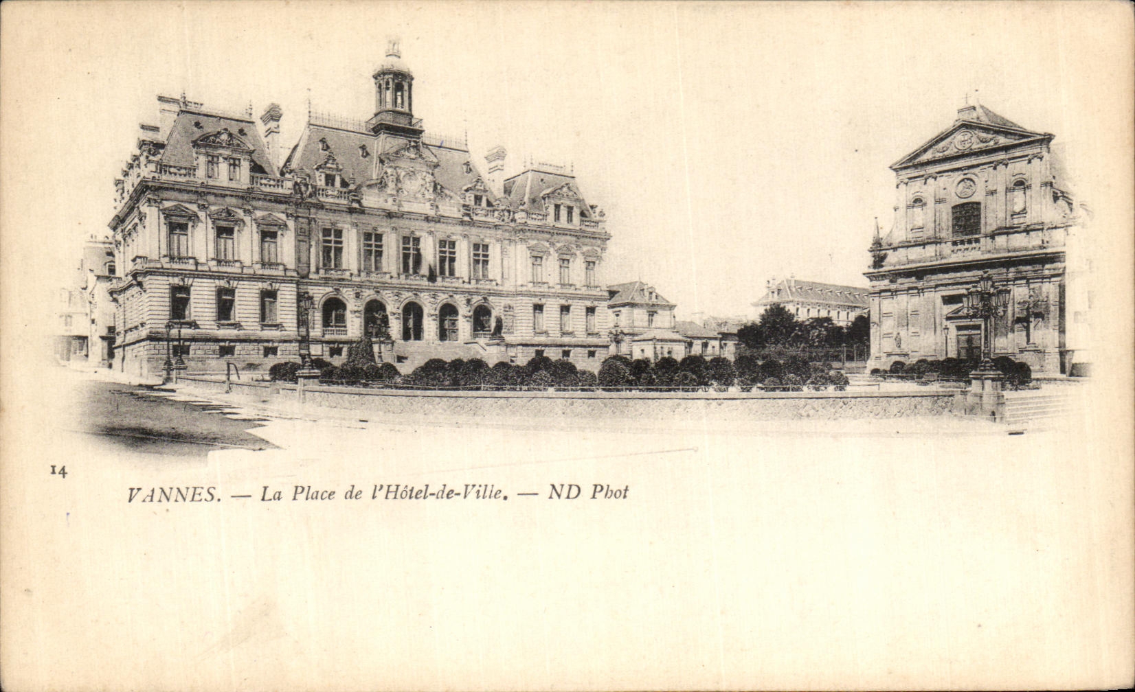 VANNES — La Place de l'Hôtel-de-Ville — ND Phot