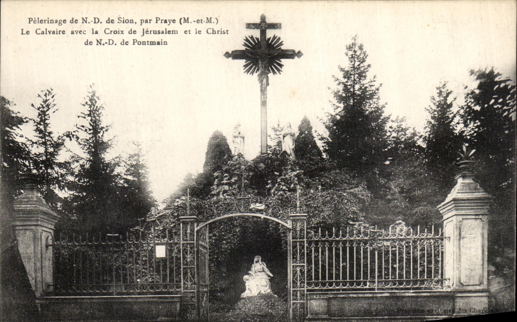 Pèlerinage de N.-D. de Sion — Calvaire avec la Croix de Jérusalem et le Christ de N.-D. de Pontmain — Éditeur : Imprimerie des Chapelles