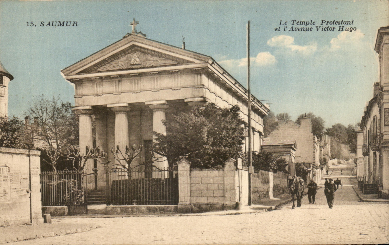 CPA Saumur Le Temple Protestant et L Avenue Victor Hugo