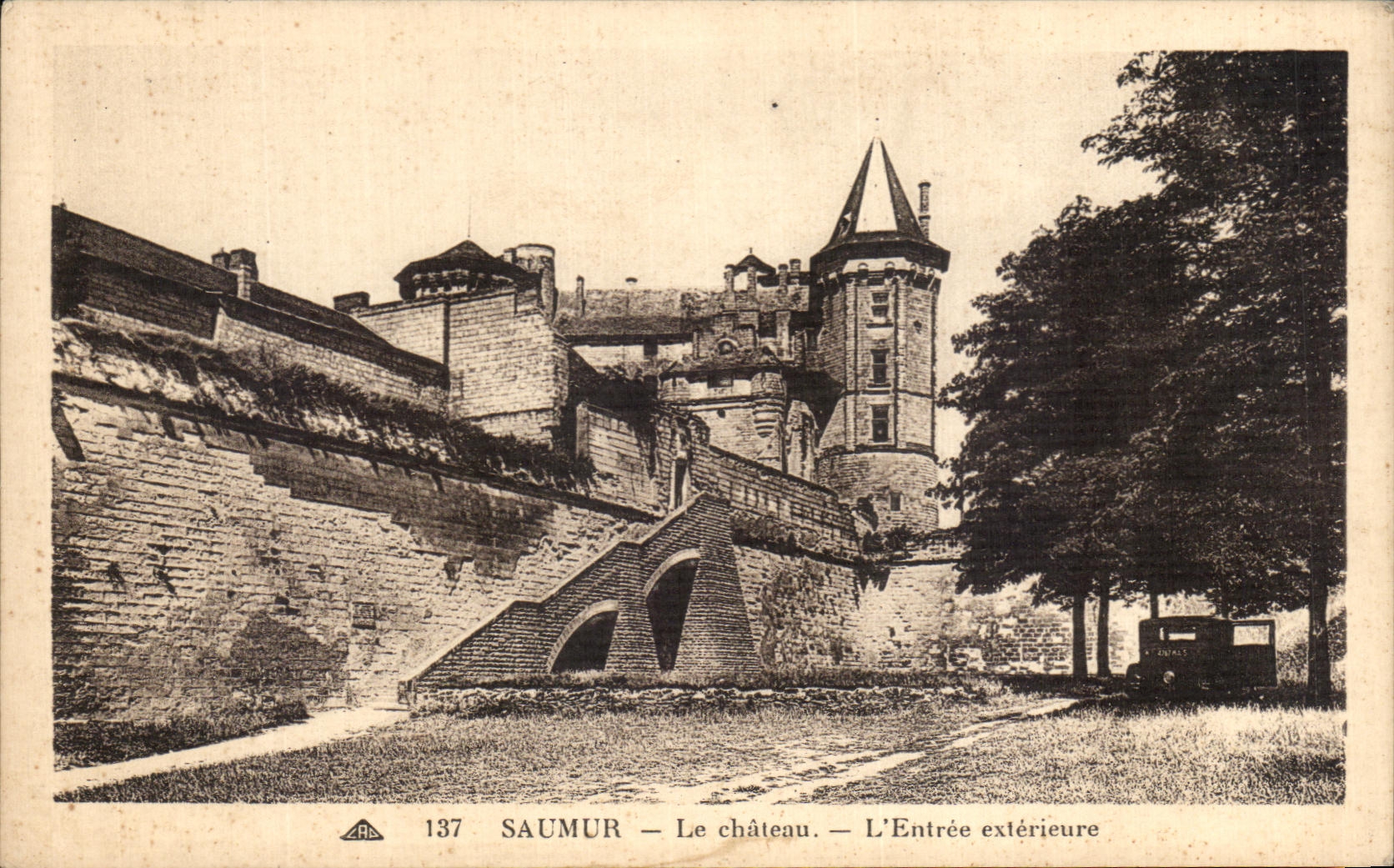 CPA Saumur Le Chateau L Entree Exterieutre 