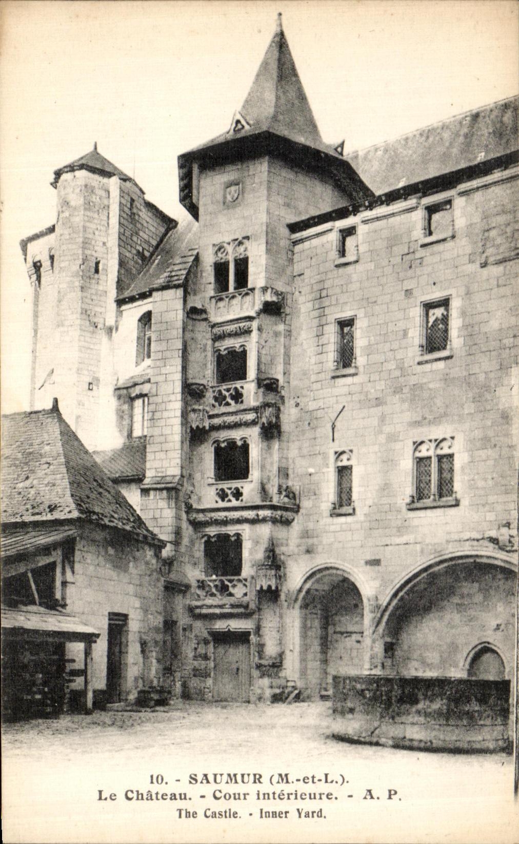 CPA Saumur Le Chateau Cour Interieure