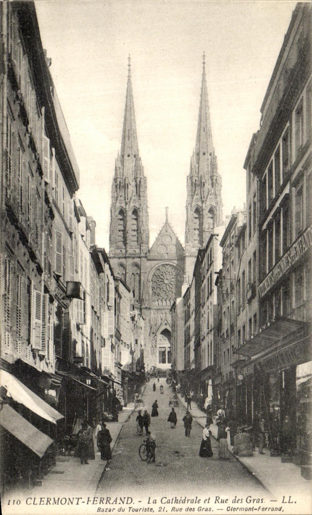 CPA Clermont Ferrand La Cathedrale et Rue des Gras 