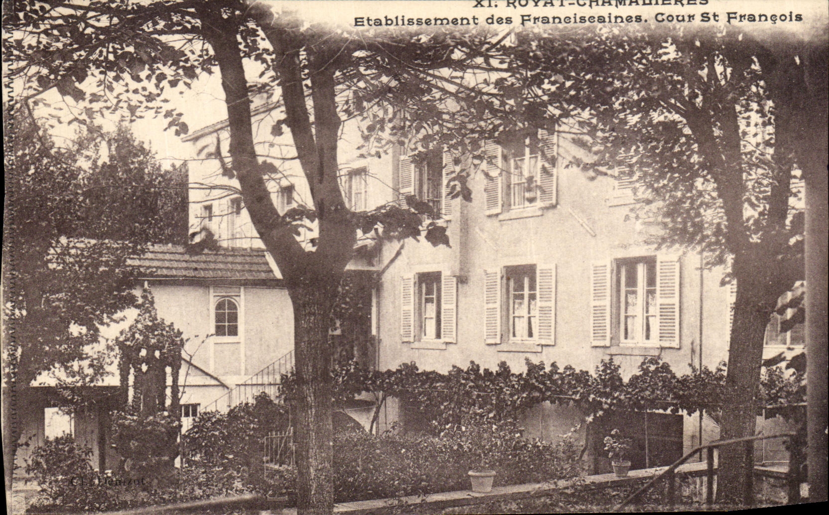 Royat-Chamalières — Établissement des Franciscaines, Cour St François — Éditeur C. L. Demeure, n° XI