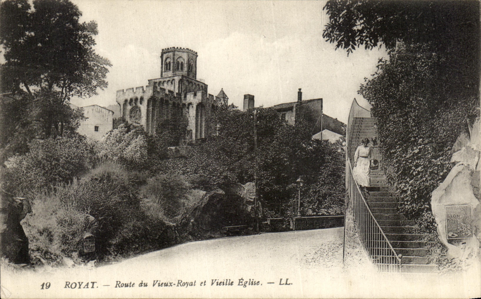 CPA Royat Route Du Vieux Royat Et Vieille Eglise emme