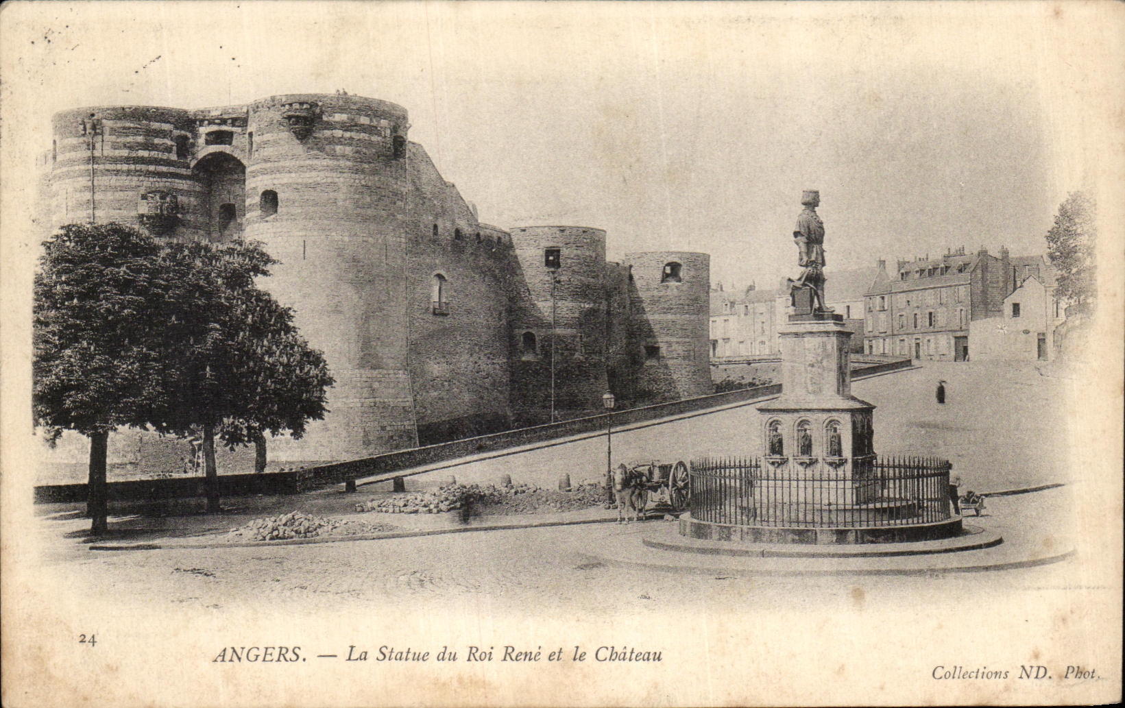 CPA Angers La Statue du Roi Rene et Le Chateau 
