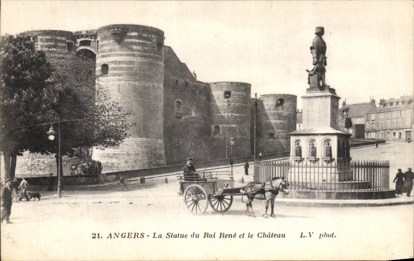 CPA Angers La Statue du Roi Rene et Le Chateau Attelage Cheval 