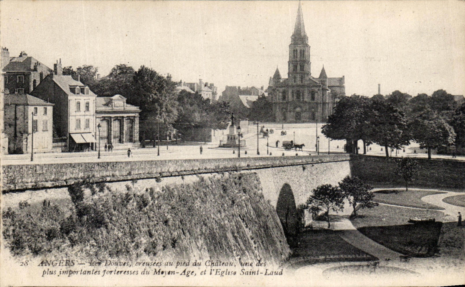 CPA Angers La Statue du Roi Rene et Le Chateau 
