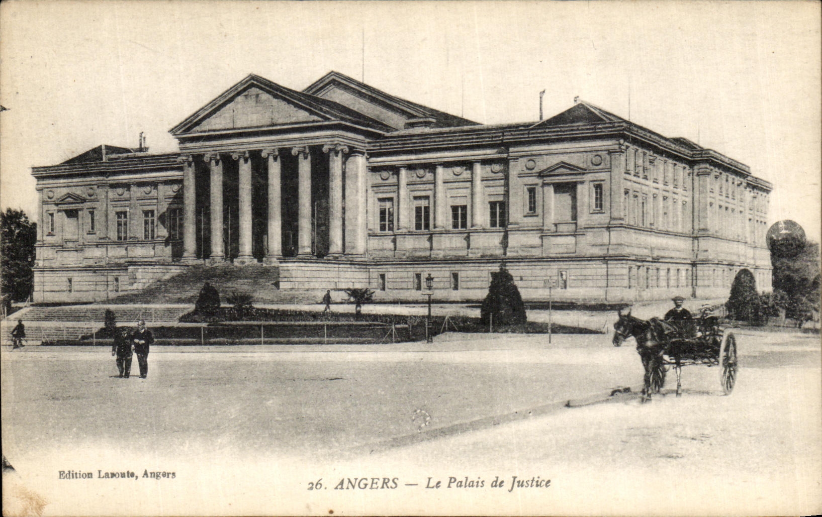 CPA Angers Le Palais de Justice Attelage Cheval