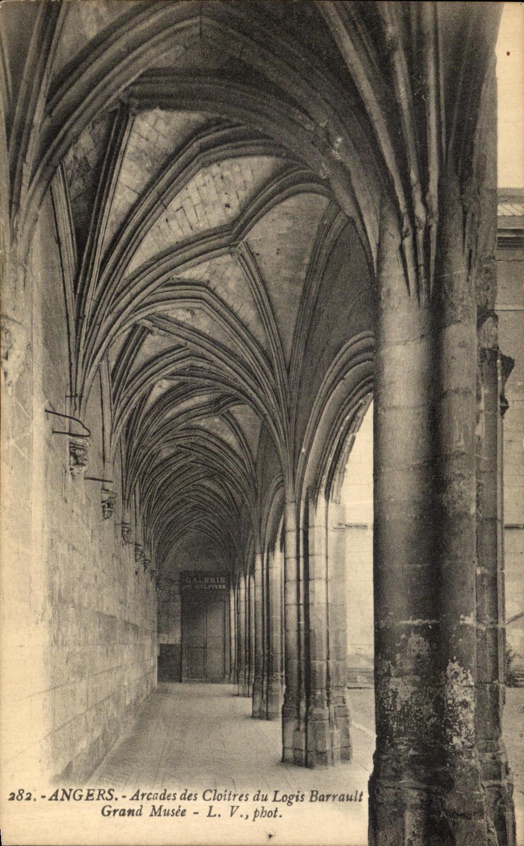 CPA Angers Arcades Des Cloitres du Logis Barrault Grand musee