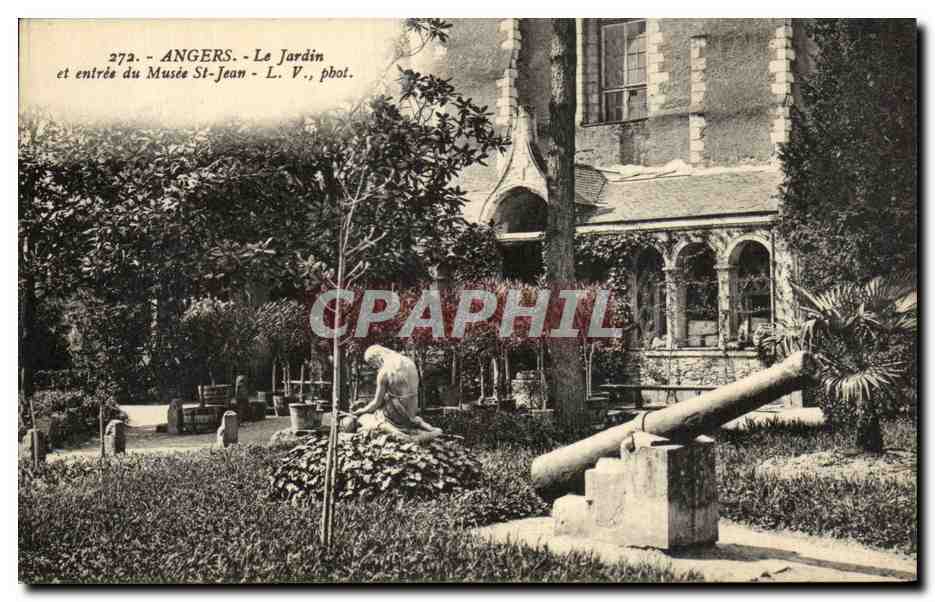 CPA Angers Le Jardin et entree du Musee St Jean 